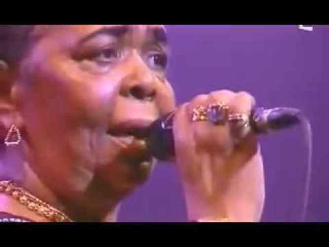 Сезария эвора бесаме мучо. Besame mucho сезария эвора. Сезария эвора 2004. Кабо верде певица сезария эвора. Эвора бесаме мучо слушать.