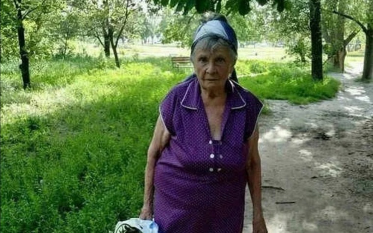Сторож женщина пенсионер. Старушка на кладбище. Потерялась бабушка. Пожилая женщина на кладбище.