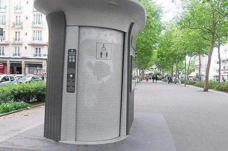 Уличный женский туалет в подворотне