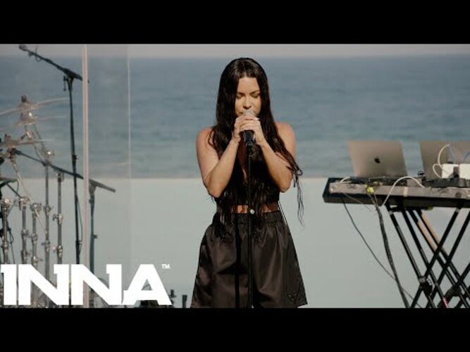 Inna Flashbacks. Inna концерт. Бре6д платья в клипе Inna Flashback.