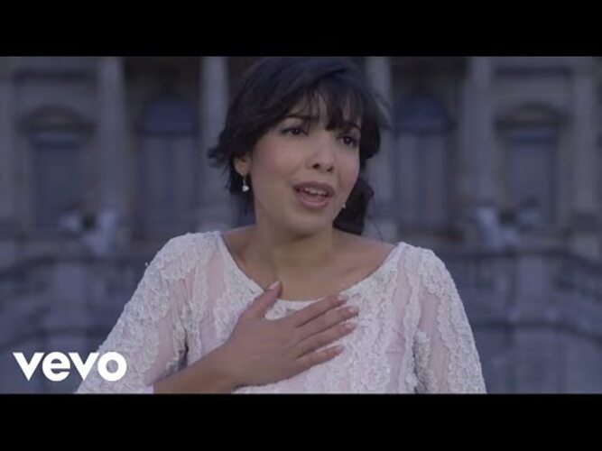 Indila клипы. Indila в клипах фото. Песня Онси Барабита. Песня Олси баравида Онси барабида.