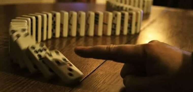 домино падает цепная реакция