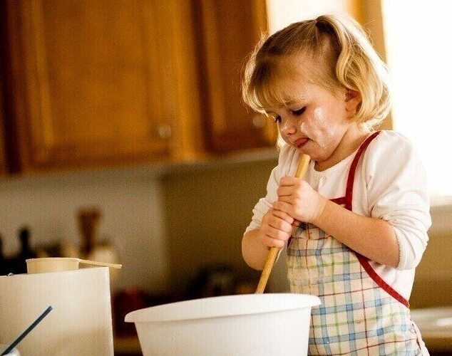 мама плачет. объятия матери. утешение в горе. родители ругаются. плачу хочу семьи.