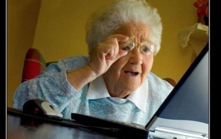 Кот наказан. Провинившийся кот. Тут ничего нет. Нет мира без тебя. Здесь ничего нет.