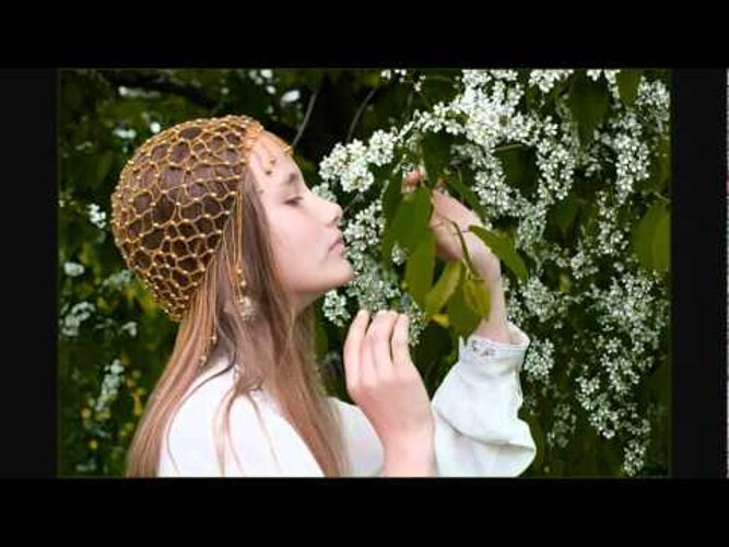 Слушать песню марины журавлева черемуха белая. Фотосессия в черемухе идеи. Белая черемуха платье белое. У Журавлева видео расцвела черемуха.