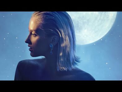 мой любимый музыкальный клип 10 предложений. красивая девушка с магнитофоном. красивая девушка в наушниках. мой любимый музыкальный клип 10 предложений.