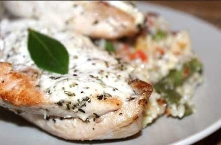 Филе куриное. Куриная грудка запеченная в духовке. Диетическая запеченная курица в духовке рецепт диета 5. Куриная грудка в духовке сочная. Куриная грудка целиком запеченная в духовке.