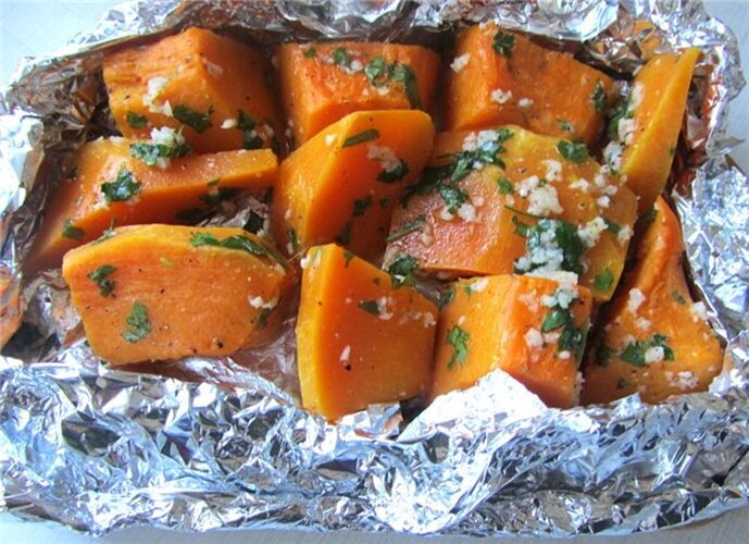 Тыква в духовке кусочками на противне. Тыква духовке в фольге запеченная кусочками. Тыква духовке в фольге запеченная кусочками. Тыква в фольге запеченная в духовке. Тыква в духовке рецепты быстро и вкусно.