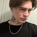 Hosten, 22 года