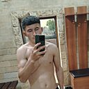 Джону, 25 лет